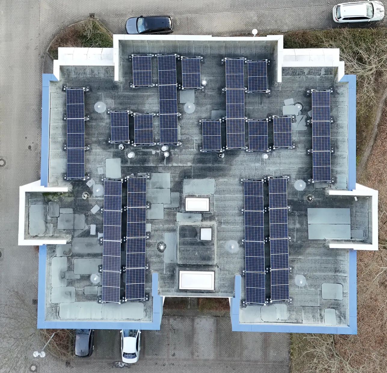 Cottbus — Photovoltaik auf dem Flachdach eines Mehrfamilienhauses, Luftaufnahme