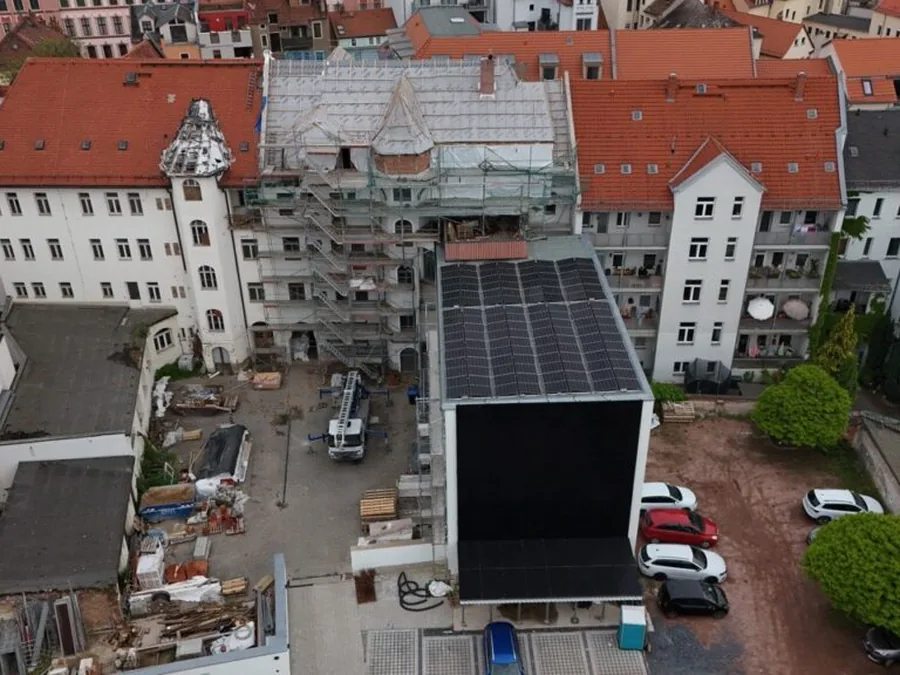 Mehrfamilienhaus mit Photovoltaikanlage auf dem Dach