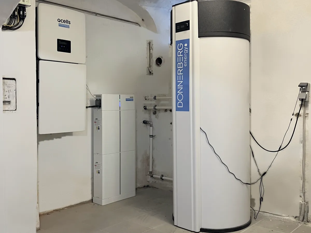 Gewölbekeller in Dresden: Brauchwasser-Wärmepumpe mit Donnerberg-Logo, links Wechselrichter und Batteriespeicher von QCELLS