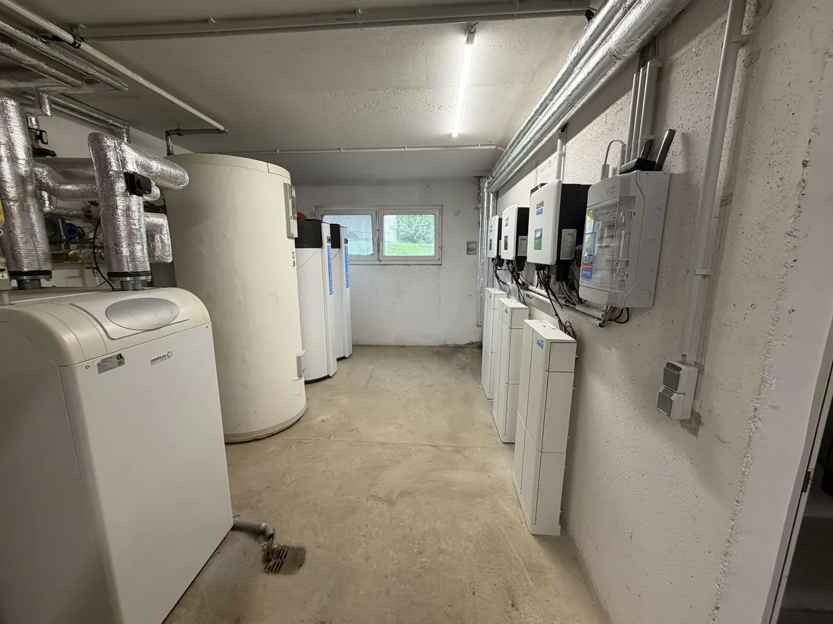 Heizungskeller in Schlungwitz: links die Bestandsheizung, in der Mitte zwei Brauchwasser-Wärmepumpen, rechts QCELLS-Wechselrichter und Batteriespeicher