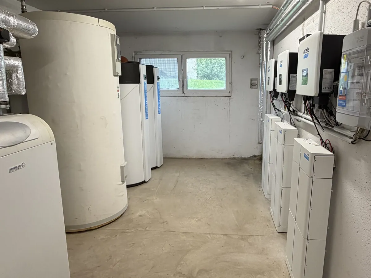 Heizungskeller in Schlungwitz: links die Bestandsheizung, in der Mitte zwei Brauchwasser-Wärmepumpen, rechts QCELLS-Wechselrichter und Batteriespeicher