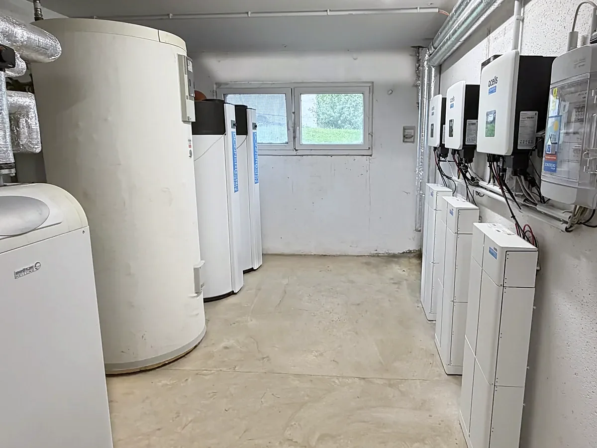 Heizungskeller in Schlungwitz: links die Bestandsheizung, in der Mitte zwei Brauchwasser-Wärmepumpen, rechts QCELLS-Wechselrichter und Batteriespeicher