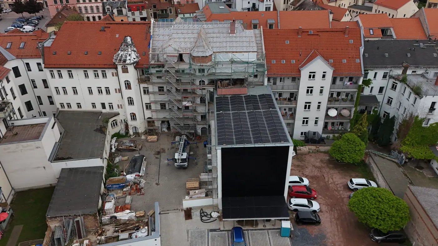 Meißen — Mehrfamilienhaus im Altbaubestand mit Photovoltaik, Luftaufnahme