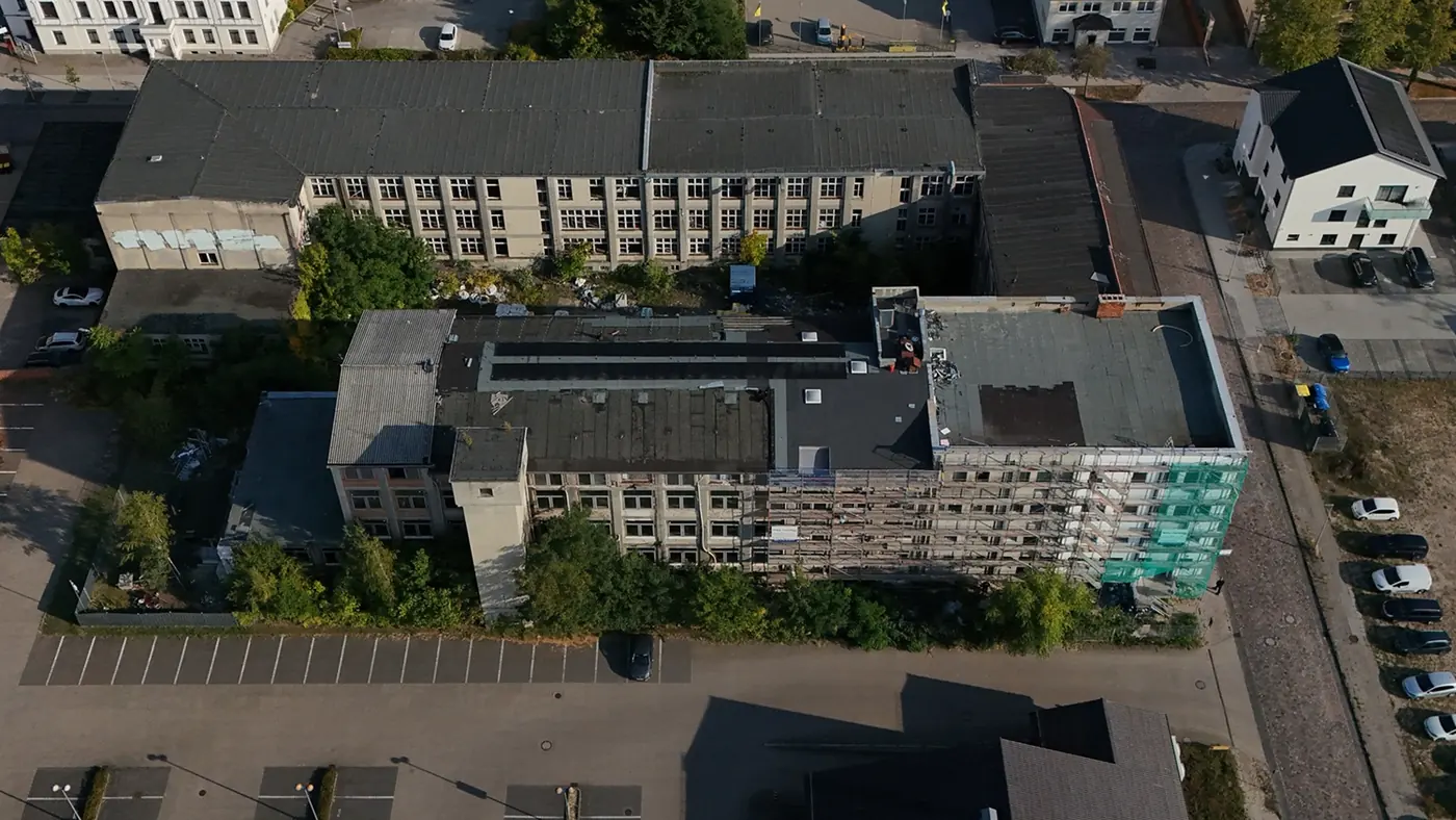 Rathenow — ehemaliges Fabrikgebäude, Luftaufnahme mit Gerüst und Photovoltaik auf dem Dach
