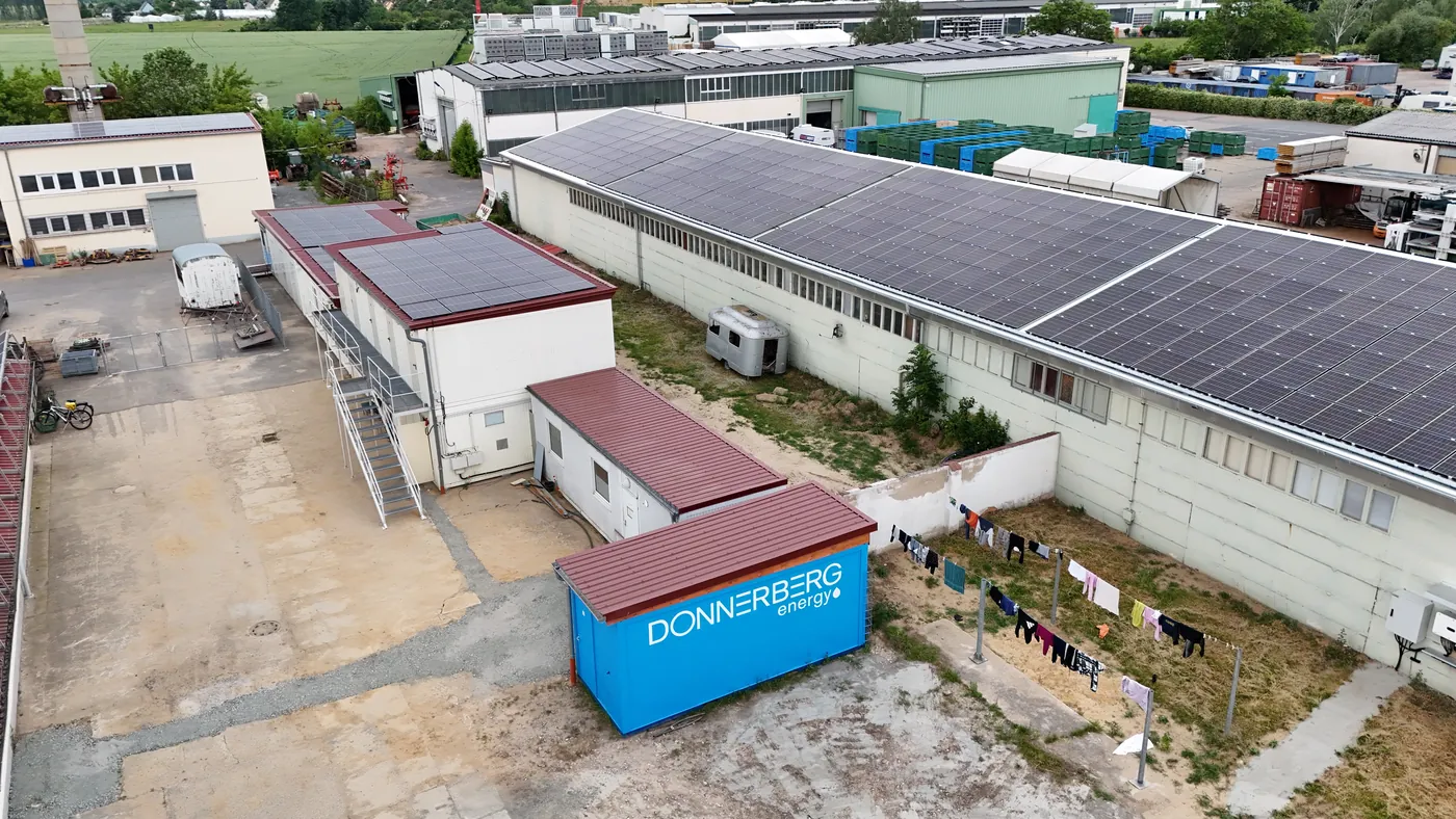 Bioobst Görnitz — Duschcontainer mit Donnerberg-Logo und Photovoltaik auf den Gebäuden