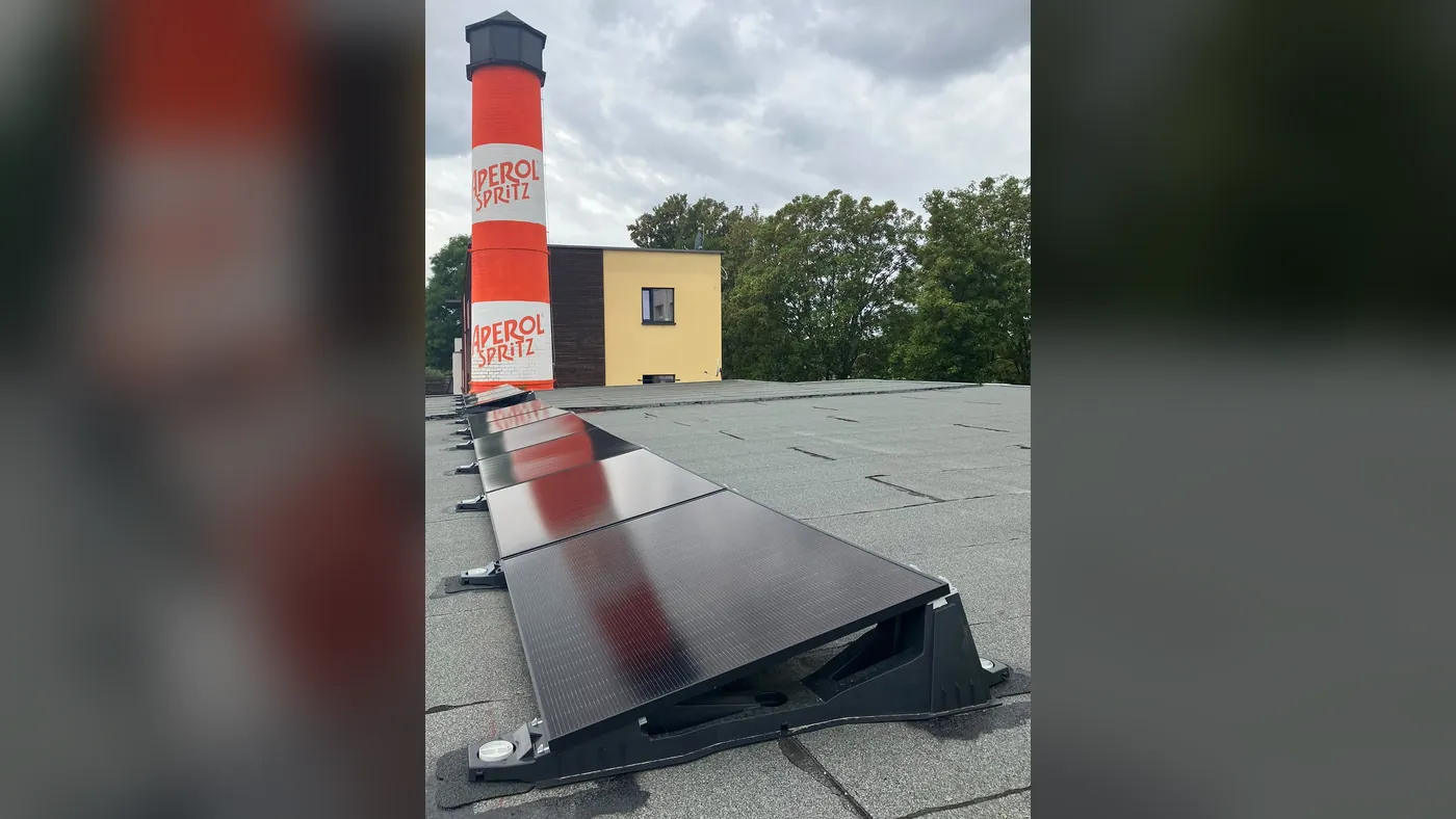 Citybeach Dresden — Photovoltaik auf dem Flachdach vor dem Aperol-Schornstein