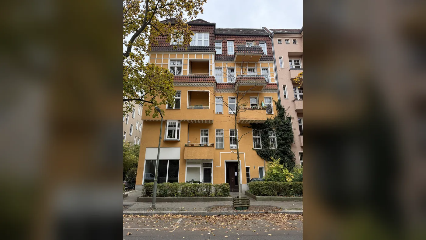 Berlin — Fassade eines Mehrfamilienhauses mit 16 Wohneinheiten
