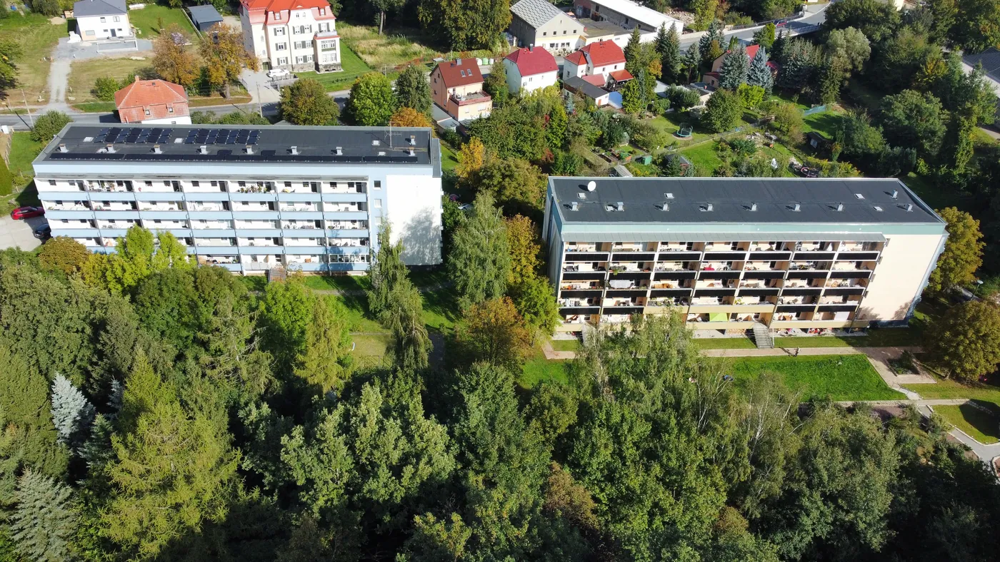 Schlungwitz — zwei Wohnblöcke vom Typ WBS 70 im Grünen, Luftaufnahme