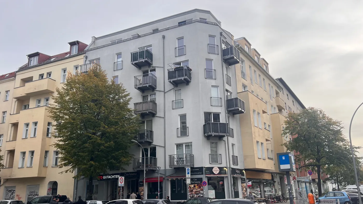 Berlin-Wedding — Straßenansicht des Mehrfamilienhauses mit 58 Wohneinheiten