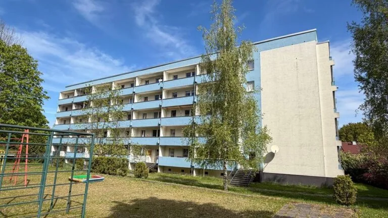 Schlungwitz — Wohnblock WBS 70 mit Photovoltaik
