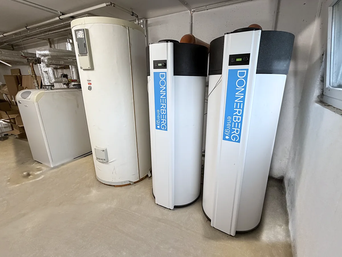 Heizhaus in Schlungwitz: Bestandsheizung, Warmwasserspeicher und zwei Brauchwasser-Wärmepumpen von Donnerberg